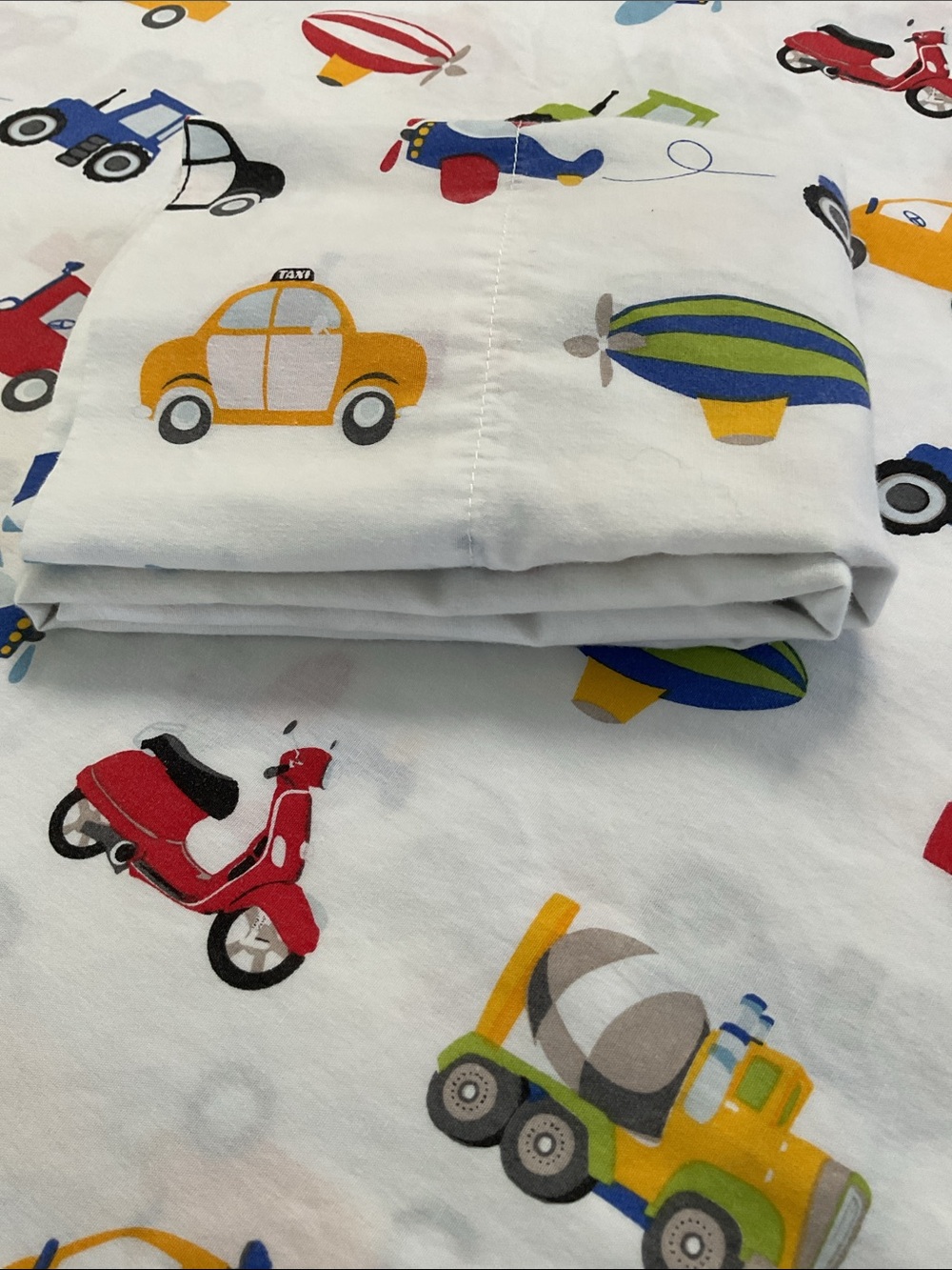 🚘 Dream Factory top flat sheet with pillowcase.